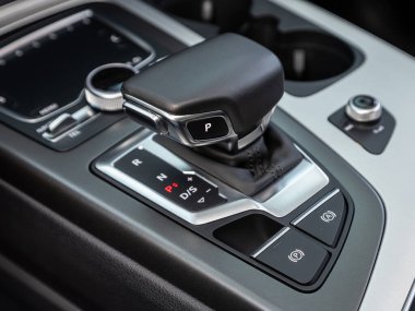 Novosibirsk, Rusya - 11 Ekim 2023: Audi Q7, Vites değişimi. Otomatik şanzıman, otomobil interio.