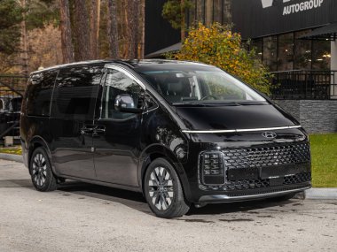 Novosibirsk, Rusya - 11 Ekim 2023: Hyundai Staria bir şehrin parkı. Başka araba ve insan yok.. 