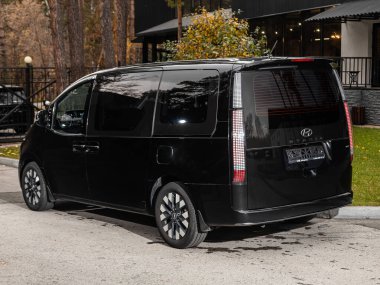 Novosibirsk, Rusya - 11 Ekim 2023: Hyundai Staria bir şehrin parkı. Başka araba ve insan yok.. 