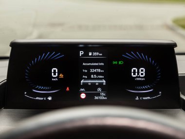 Novosibirsk, Rusya - 11 Ekim 2023: Hyundai Staria, gösterge paneli görünür hız göstergesi ve yakıt seviyesi ile yakın çekim. Kilometre, taktik ölçer. Araba temizleme