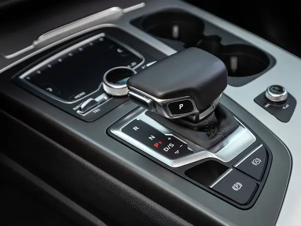 Novosibirsk, Rusya - 11 Ekim 2023: Audi Q7, hızlandırıcı kol ve düğmelere yakın çekim. Modern bir iç mekan arabasının fotoğrafı..