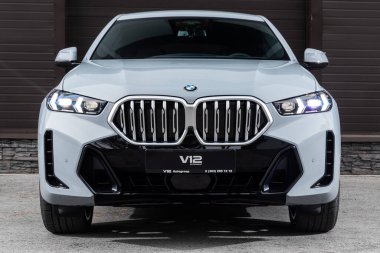  Novosibirsk, Rusya - 11 Ekim 2023: beyaz BMW X6