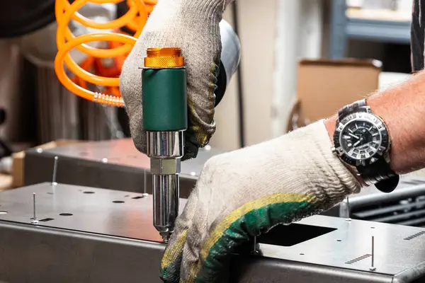 Mechanic Uses Pneumatic Rivet Gun Install Rivet Aluminum Sheet Work — Stock Photo, Image