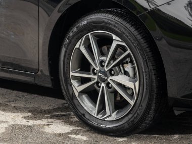 Novosibirsk, Rusya - 11 Eylül 2023: Kia K3, tampon, alaşım tekerleği, araba temizleme, tekerlek