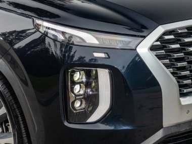 Novosibirsk, Rusya - 11 Eylül 2023: siyah Hyundai Palisade, Detay ışığı yeni arabaya yakın. Dış detay .