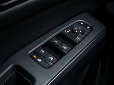 Novosibirsk, Rusya - 11 Eylül 2023: Nissan Pathfinder Rock Creek, yan kapı düğmeleri: pencere, ayna ayarlama düğmeleri, kapı kilidi. Araba içeride.