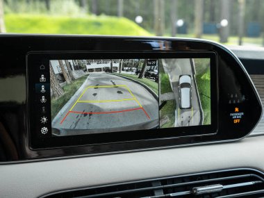 Novosibirsk, Rusya - 11 Eylül 2023: Hyundai Palisade, monitörlü ters kamera, düğmeler