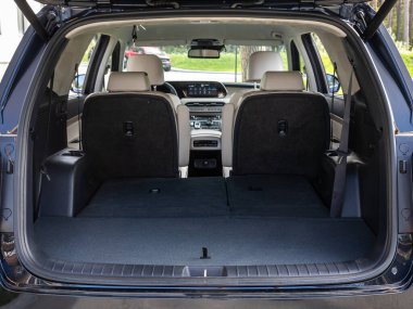 Novosibirsk, Rusya - 11 Eylül 2023: Hyundai Palisade, Temiz, siyah aracın boş bagajını aç 