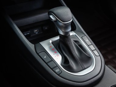 Novosibirsk, Rusya - 11 Eylül 2023: Kia K3, Vites değişimi. Otomatik şanzıman, otomobil interio.