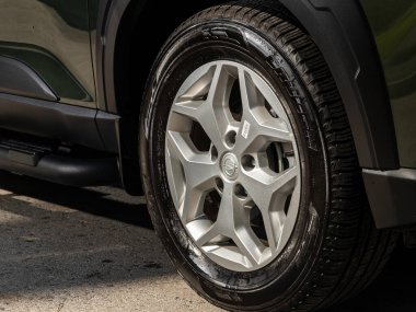 Novosibirsk, Rusya - 11 Eylül 2023: SsangYong Rexton Khan, tampon, alaşım tekerleği, araba temizliği, tekerlek temizliği