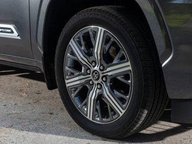 Novosibirsk, Rusya - 11 Eylül 2023: Toyota Sequoia, tampon, alaşım tekerleği, araba temizleme, tekerlek temizleme