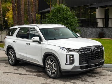 Novosibirsk, Rusya - 11 Eylül 2023: Hyundai Palisade, modern mimarinin arka planına karşı ön görüş 