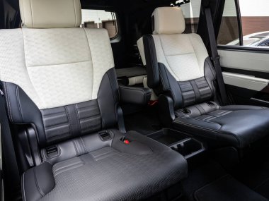 Novosibirsk, Rusya - 11 Eylül 2023: Toyota Sequoia, üç sıra siyah ve beyaz deri koltuklu aile içi araba