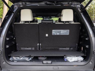 Novosibirsk, Rusya - 11 Eylül 2023: Toyota Sequoia, Temiz, gri arabanın bagajını aç