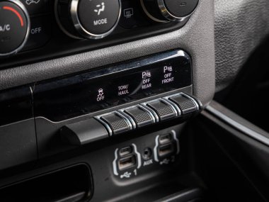 Novosibirsk, Rusya - 11 Eylül 2023 Dodge Ram 1500, off-road, park freni, oto tutma düğmeleri. modern araba iç mimarisi 