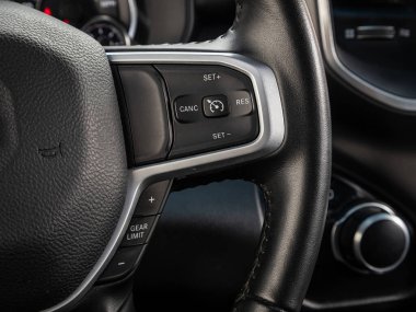 Novosibirsk, Rusya - 11 Eylül 2023: Dodge Ram 1500, direksiyon, müzik, kontrol sistemi ve arabadaki sesli telefon. modern araba iç mimarisi