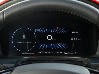 Novosibirsk, Rusya - 11 Eylül 2023: SsangYong Rexton Khan, dijital otomobil hız göstergesi. Torpido gözüne yakın çekim yapan bir araba.