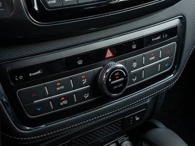 Novosibirsk, Rusya - 11 Eylül 2023: SsangYong Rexton Khan, klima düğmeli klima görüntüsü, bir arabanın içindeki sıcaklık hakkında bilgi içeren gösterge paneli