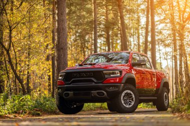 Novosibirsk, Rusya - Ekim 06, 2023: Kırmızı Dodge Ram Trx, yan görüş. Parktan bir araba al.