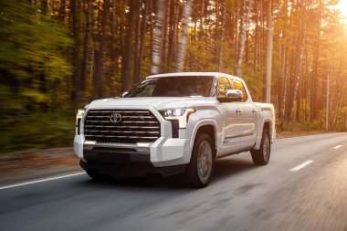 Novosibirsk, Rusya - Ekim 06, 2023: Beyaz Toyota Tundra, park, yan görüş