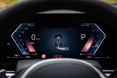  Novosibirsk, Rusya - 11 Ekim 2023: BMW X6, mavi arka ışıklandırmalı araç paneli: kilometre sayacı, hız göstergesi, takometre, yakıt seviyesi, su sıcaklığı ve sabah