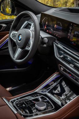  Novosibirsk, Rusya - 11 Ekim 2023: BMW X6, lüks araba İçişleri - gösterge paneli, oyuncu, logo ve düğmeli direksiyon, hız göstergesi ve takometre