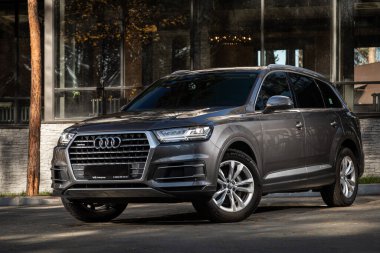 Novosibirsk, Rusya - 11 Ekim 2023: Audi Q7 bir şehrin parkı. Başka araba ve insan yok.. 