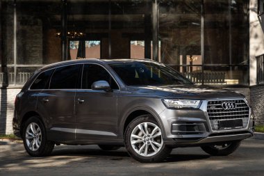 Novosibirsk, Rusya - 11 Ekim 2023: Audi Q7 bir şehrin parkı. Başka araba ve insan yok.. 
