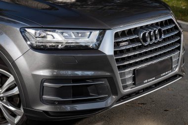 Novosibirsk, Rusya - 11 Ekim 2023: Audi Q7, temiz ışıklı araba, tampon, sis lambası