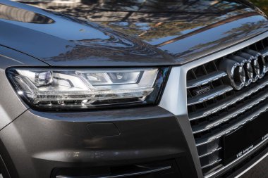 Novosibirsk, Rusya - 11 Ekim 2023: Audi Q7, yeni arabanın ayrıntılı ışığı. Dış detay .