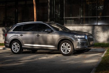 Novosibirsk, Rusya - 11 Ekim 2023: Audi Q7 bir şehrin parkı. Başka araba ve insan yok.. 