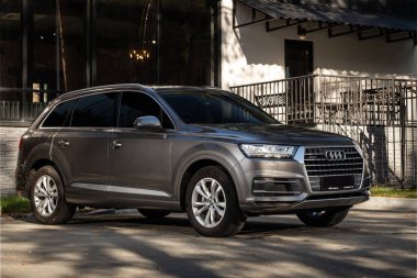 Novosibirsk, Rusya - 11 Ekim 2023: Gri Audi Q7 kente park edilmiş, yan görüş