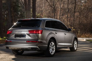 Novosibirsk, Rusya - 11 Ekim 2023: Gri Audi Q7 şehre park edilmiş.