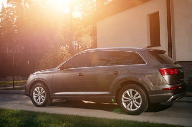 Novosibirsk, Rusya - 11 Ekim 2023: Audi Q7 bir şehrin parkı. Başka araba ve insan yok.. 