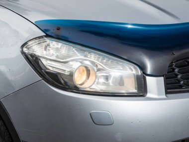 Novosibirsk, Rusya - 25 Ekim 2023: Nissan Qashqai, Detaylı ışık, yeni arabanın yakını. Gümüş araba farları