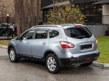 Novosibirsk, Rusya - 25 Ekim 2023 Nissan Qashqai, bir şehrin parkı. Başka araba ya da insan yok.