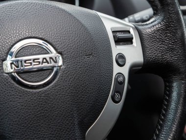 Novosibirsk, Rusya - 25 Ekim 2023: Nissan Qashqai, direksiyon, müzik, kontrol sistemi ve arabadaki sesli telefon. modern araba iç mimarisi