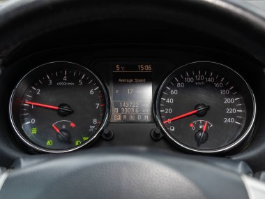 Novosibirsk, Rusya - 25 Ekim 2023: Nissan Qashqai, Araç paneli, dijital parlak hız göstergesi, kilometre sayacı ve diğer araçlar