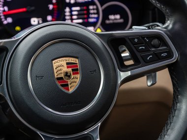 Novosibirsk, Rusya - 25 Ekim 2023: Porsche Cayenne, direksiyon, Müzik, Kontrol Sistemi ve arabadaki sesli telefon. modern araba iç mimarisi