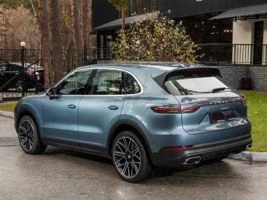 Novosibirsk, Rusya - 25 Ekim 2023: Porsche Cayenne, bir şehrin parkı. Başka araba ya da insan yok.