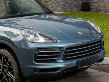 Novosibirsk, Rusya - 25 Ekim 2023: Porsche Cayenne, temiz ışıklı araba, tampon, sis lambası