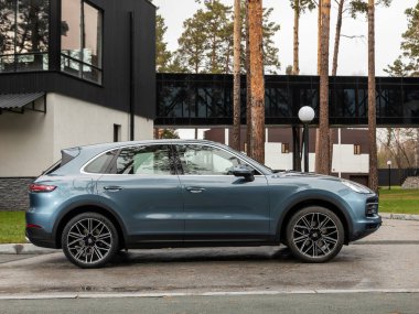 Novosibirsk, Rusya - 25 Ekim 2023: Porsche Cayenne, bir şehrin parkı. Başka araba ya da insan yok.