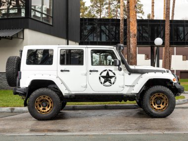 Novosibirsk, Rusya - 25 Ekim 2023: Jeep Wrangler, bir şehrin parkı. Başka araba ya da insan yok.