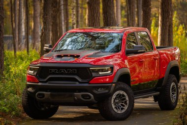 Novosibirsk, Rusya - Ekim 06, 2023: Kırmızı Dodge Ram Trx, yan görüş. Parktan bir araba al.