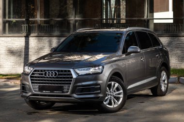 Novosibirsk, Rusya - 11 Ekim 2023: Gri Audi Q7 kente park edilmiş, yan görüş