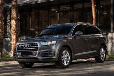 Novosibirsk, Rusya - 11 Ekim 2023: Audi Q7 bir şehrin parkı. Başka araba ve insan yok.. 