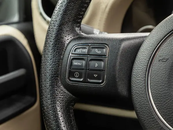 Novosibirsk, Rusya - 25 Ekim 2023: Jeep Wrangler, direksiyon, Müzik, Kontrol Sistemi Fonksiyonu ve arabadaki sesli telefon. modern araba iç mimarisi