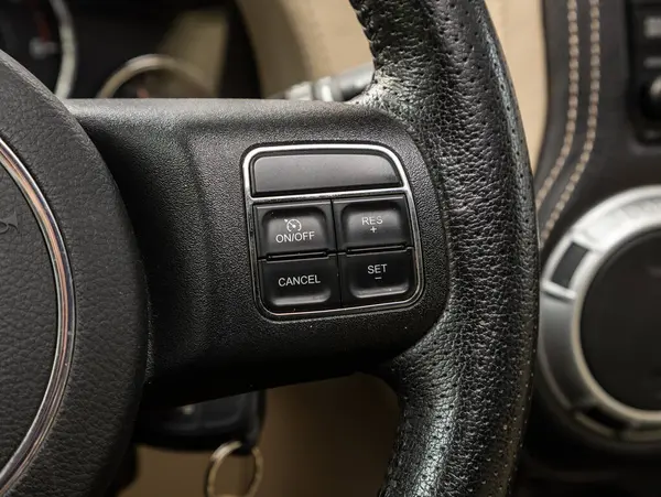 Novosibirsk, Rusya - 25 Ekim 2023: Jeep Wrangler, direksiyon, Müzik, Kontrol Sistemi Fonksiyonu ve arabadaki sesli telefon. modern araba iç mimarisi