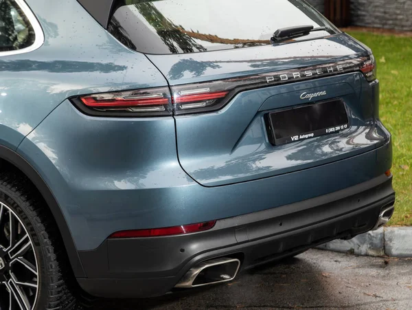 Novosibirsk, Rusya - 25 Ekim 2023: Porsche Cayenne, bagaja yakın çekim, farlar, tamponlar, dikey görüş.