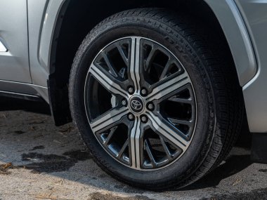 Novosibirsk, Rusya - 11 Eylül 2023: Toyota Sequoia, tampon, alaşımlı tekerlek, spor kırıkları ile detaylandırılmış araba